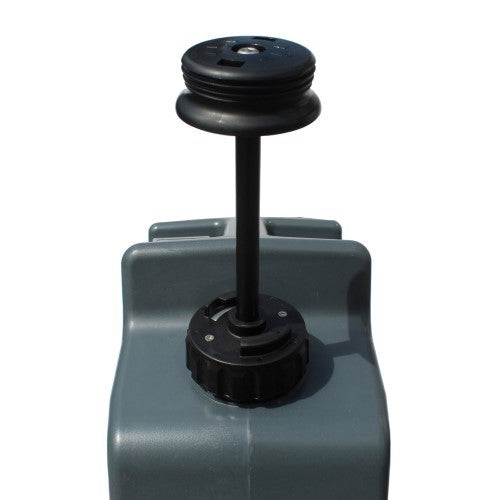 Lifesaver Jerrycan Ersatzpumpe, schwarze Pumpenstange mit Deckel aus einem grauen Kanister gezogen