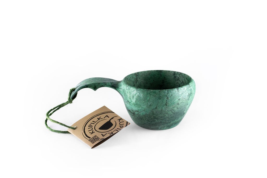 Kupilka 21 Classic Cup in Grün mit Henkel, grüner Schlaufe und Papp-Etikett