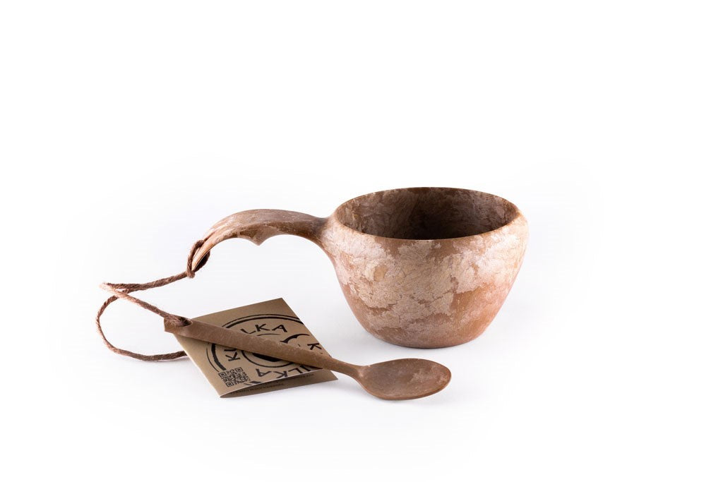 Braune Kupilka 21 Classic Cup mit passendem Löffel und Kartonanhänger, von der Seite