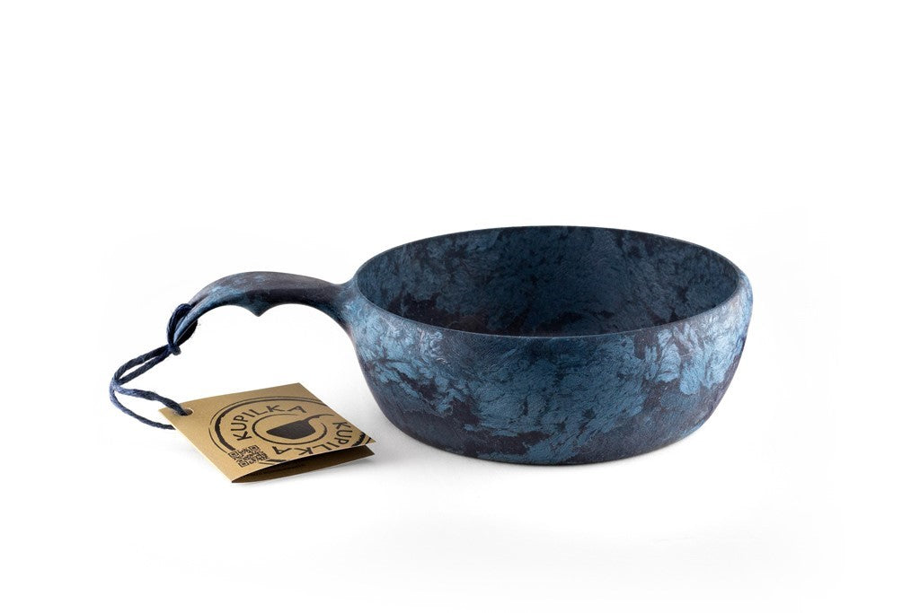 Kupilka 55 Bowl in Blau, gesprenkelte Schale mit Griff, Kordel und Kartonanhänger