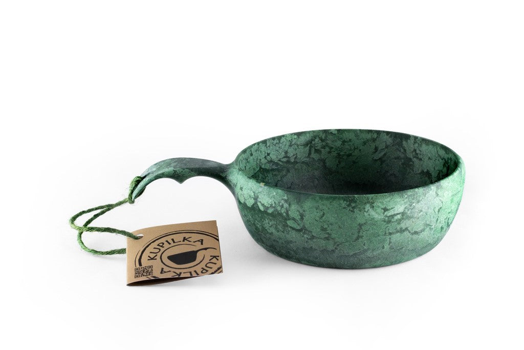 Kupilka 55 Bowl in Grün, gesprenkelte Schale mit Griff, grüner Kordel und Anhänger