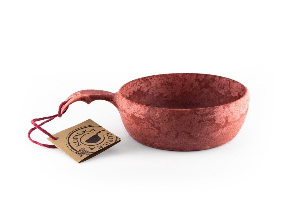 Kupilka 55 Bowl in Rot, Schale mit Griff, roter Kordel und Kartonanhänger