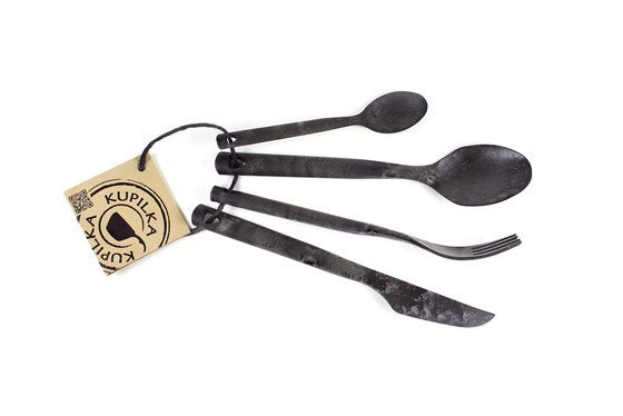 Kupilka Besteckset in Schwarz von oben, mit Teelöffel, Löffel, Gabel und Messer nebeneinander