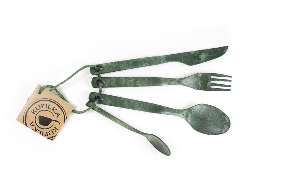Kupilka Besteckset in Grün, Messer, Gabel, Löffel und Teelöffel an einer Kordel