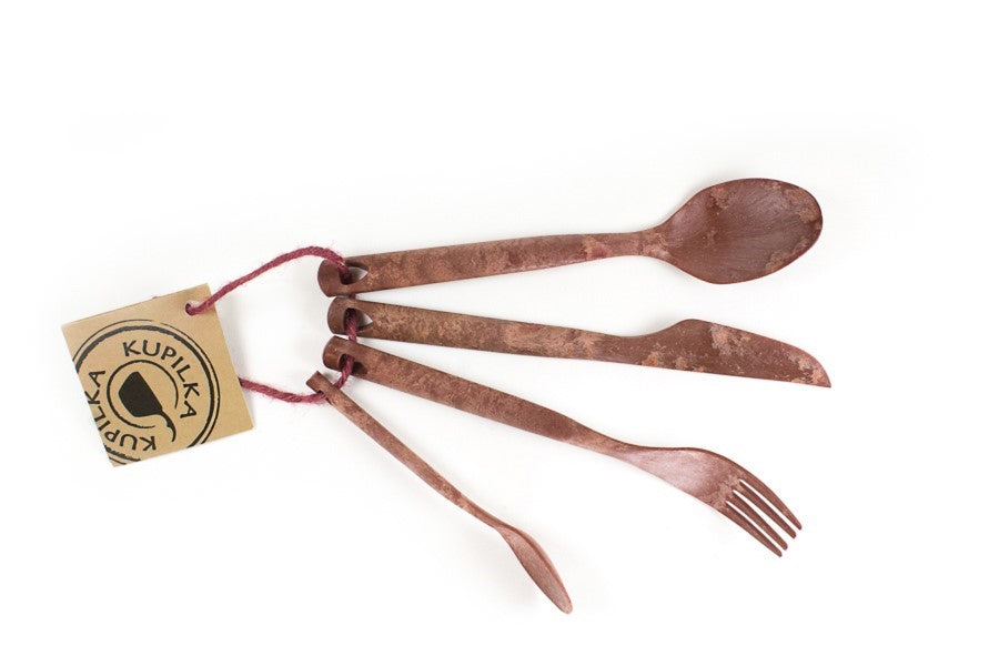 Kupilka Besteckset in Rot mit Löffel, Messer, Gabel und Teelöffel und Kartonanhänger