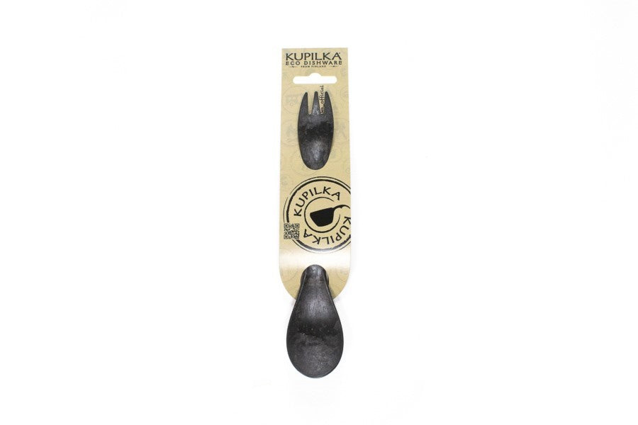 Kupilka Spork in Schwarz auf einer Kartonkarte mit Kupilka Logo