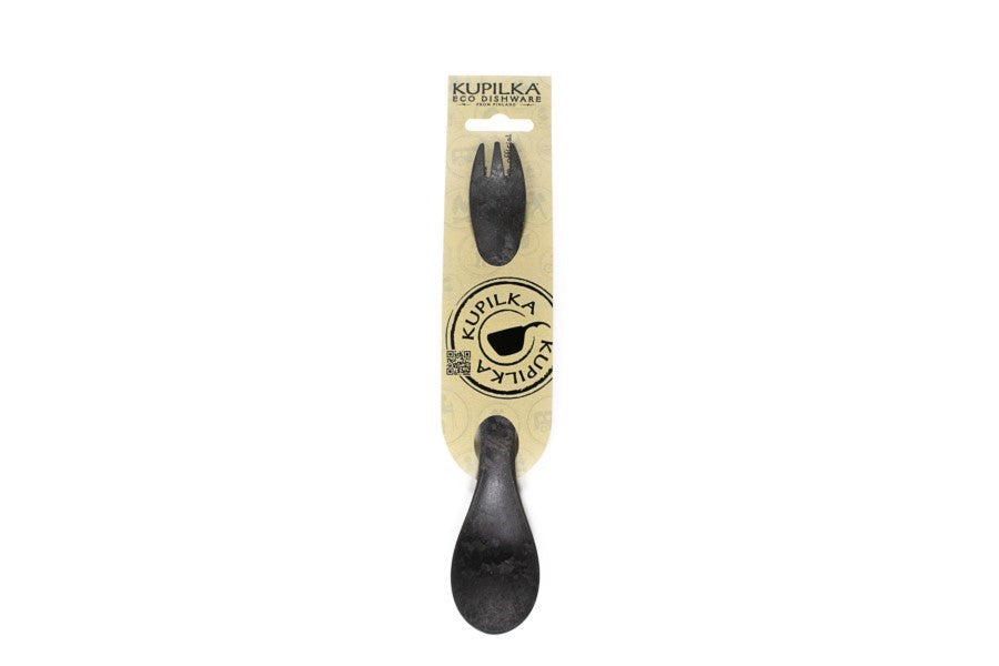 Kupilka Spork in Schwarz in der Verpackung, Gabelseite oben und Löffelseite unten