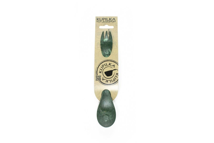 Kupilka Spork in Grün auf einer Kartonkarte mit Kupilka Logo