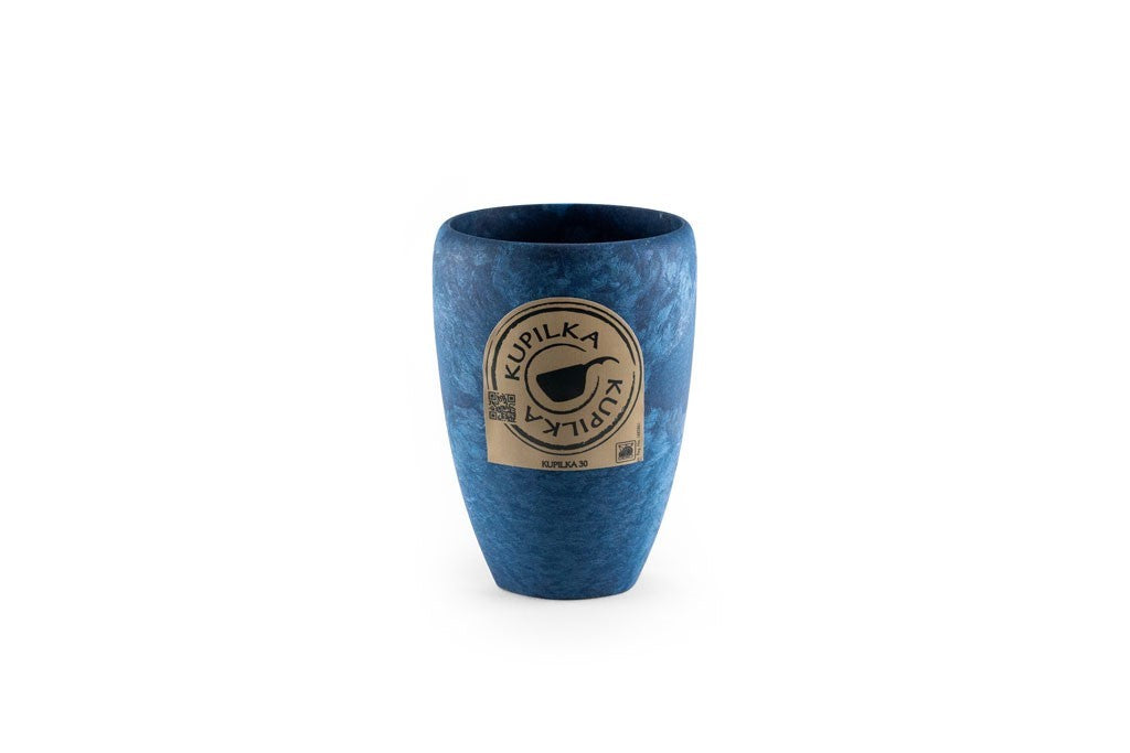 Kupilka 30 Coffee Go Cup in Blau mit dem runden Kupilka Etikett auf der Vorderseite