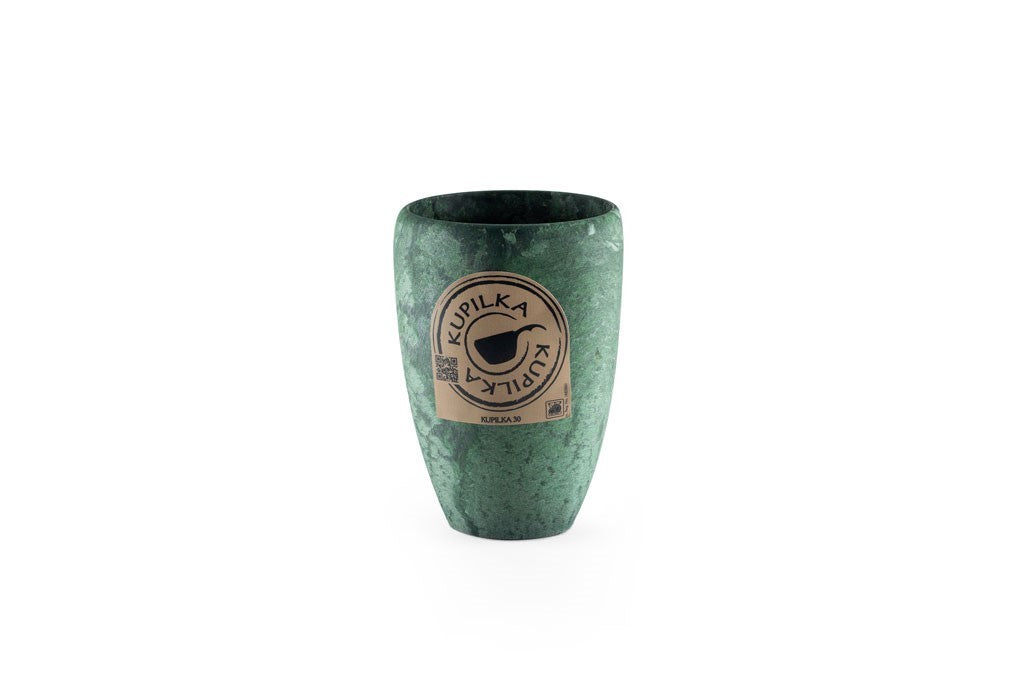 Kupilka 30 Coffee Go Cup in Grün mit dem runden Kupilka Etikett auf der Vorderseite