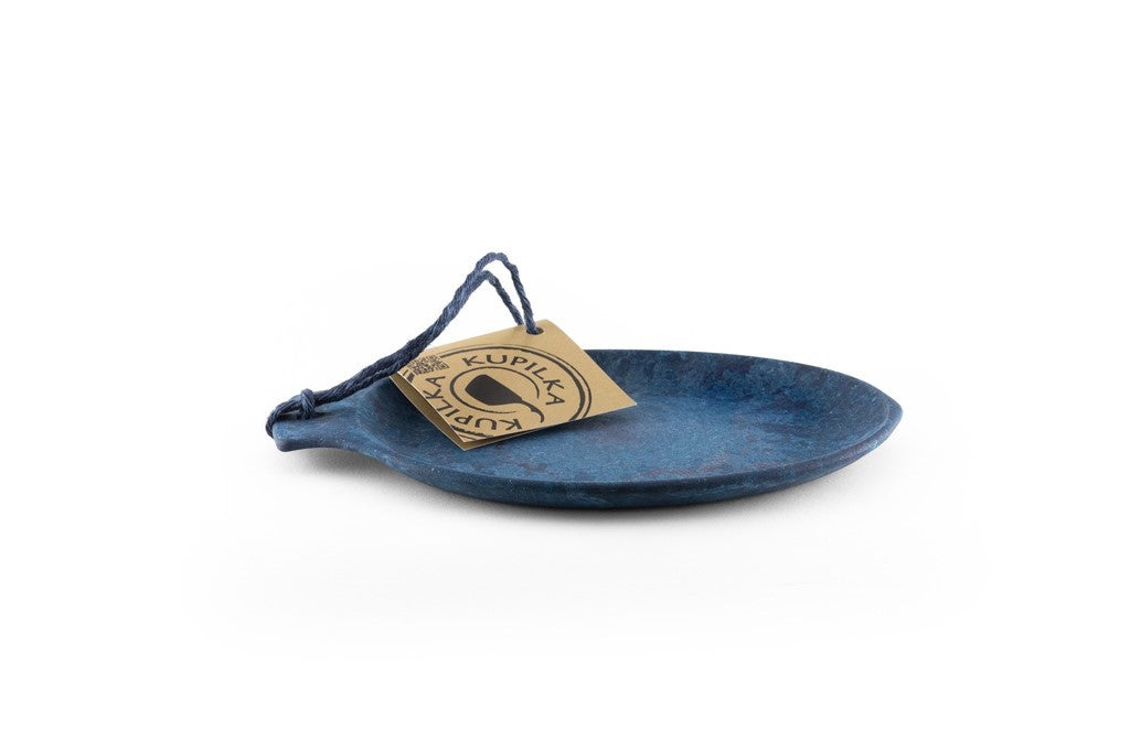 Kupilka 14 Small Teller in Blau mit blauer Schlaufe und Papp-Etikett, von der Seite gesehen