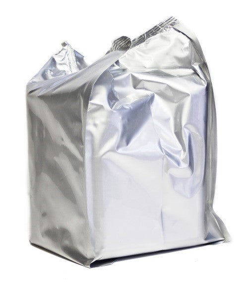 Lifesaver Cube Emergency Preparedness Pack verpackt in einem großen silbernen Folienbeutel