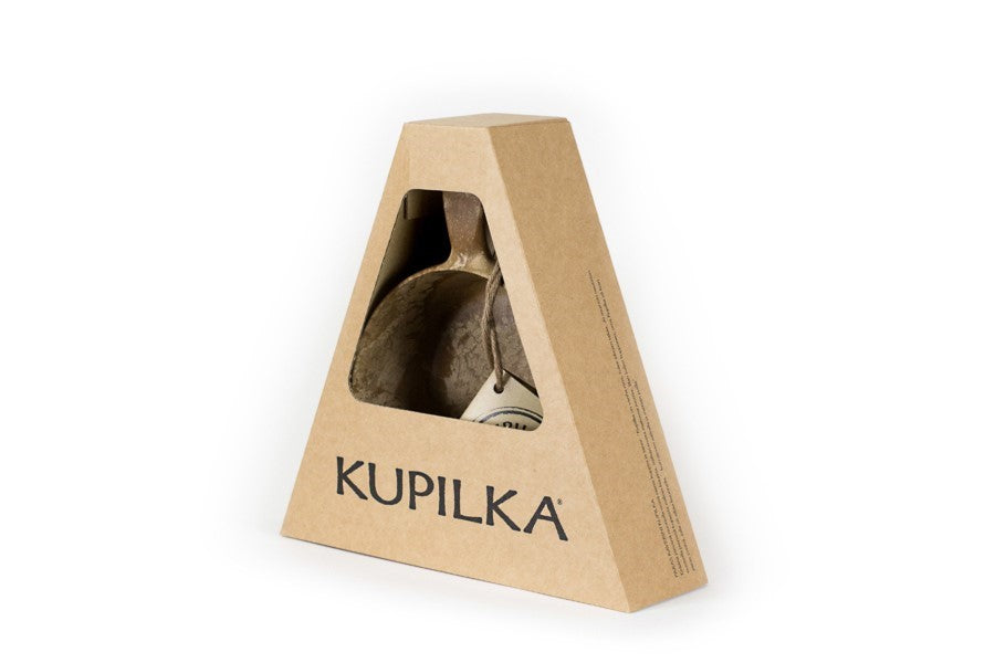 Kupilka 55 Bowl in Naturbraun in einer dreieckigen Kartonverpackung mit Sichtfenster