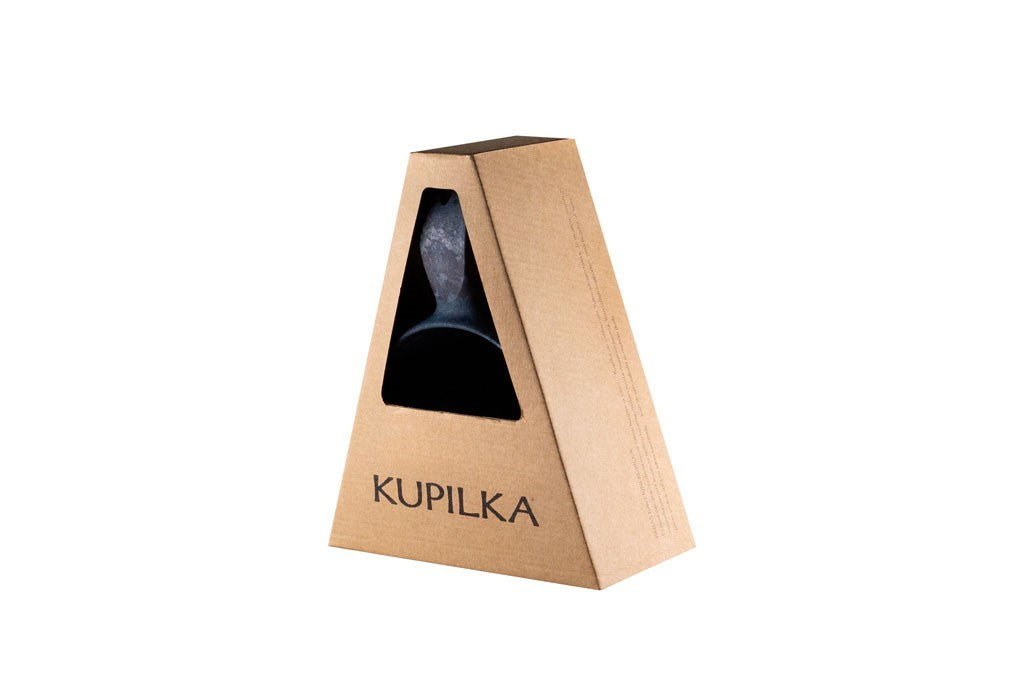 Kupilka 37 Large Cup verpackt im Karton, dunkler Becher durch das Sichtfenster sichtbar