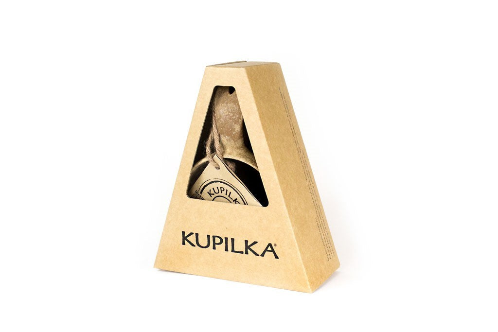 Kupilka 37 Large Cup in einer dreieckigen Kartonverpackung mit Sichtfenster, brauner Becher