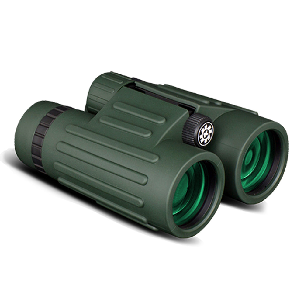 Konus Emperor 8x42 Fernglas in Grün mit Rillen, Fokussierrad und grünen Linsen, schräg von vorne