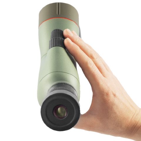 Kowa TSN-553 Prominar von hinten mit dem Okular, aufrecht in einer Hand gehalten