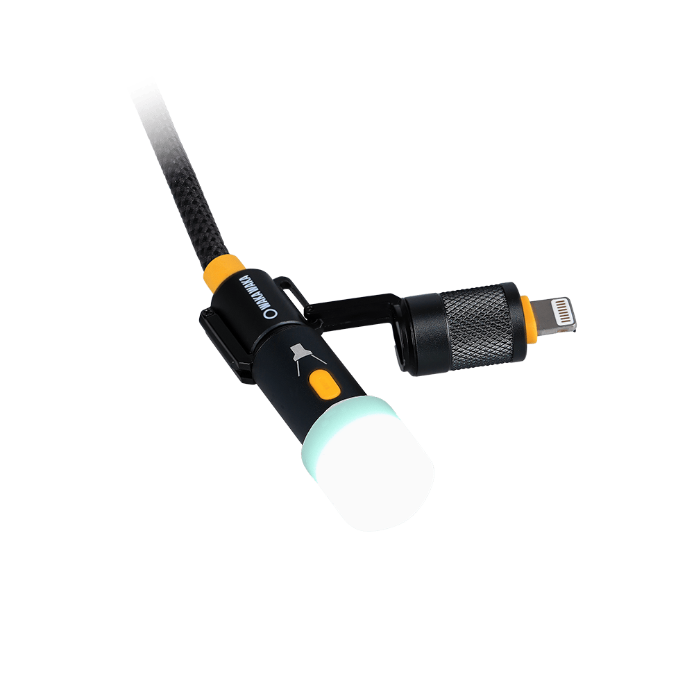 WakaWaka Connect mit leuchtender Lampe und dem Lightning-Aufsatz aus der Nähe