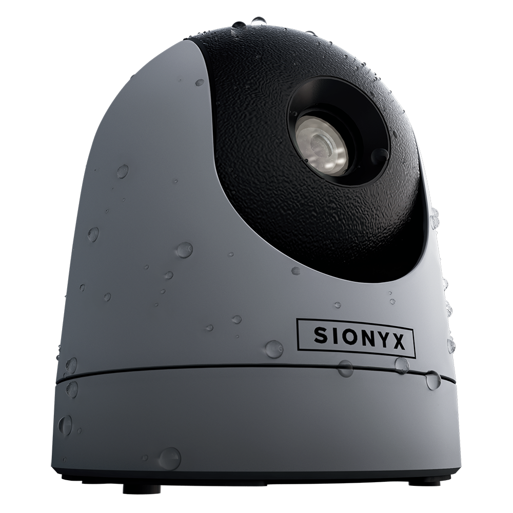 SiOnyx Nightwave Kamera in Grau mit Wassertropfen auf dem Gehäuse und der Linse