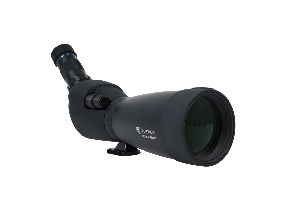 Sirui Sportich S6080A-BK schräg von vorne links gesehen, das Okular hinten