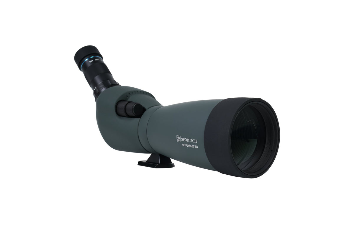 Sirui Sportich S6080A-GN schräg von vorne links gesehen, das Okular hinten
