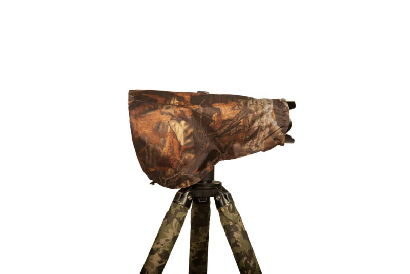 Buteo Photo Gear Regenschutz 1 in brauner Blatttarnung über einem Teleobjektiv auf einem Stativ
