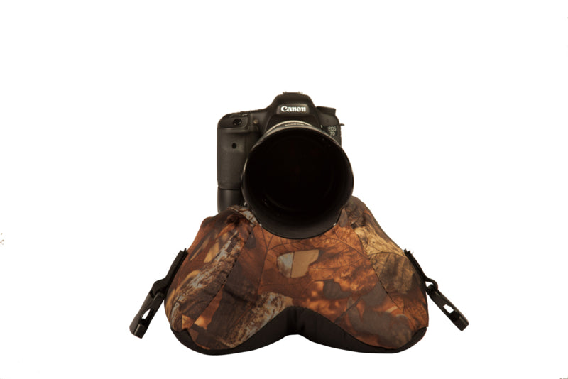 Buteo Photo Gear Bean Bag 1 in Blatttarnung mit Kamera und Teleobjektiv darauf, von vorn