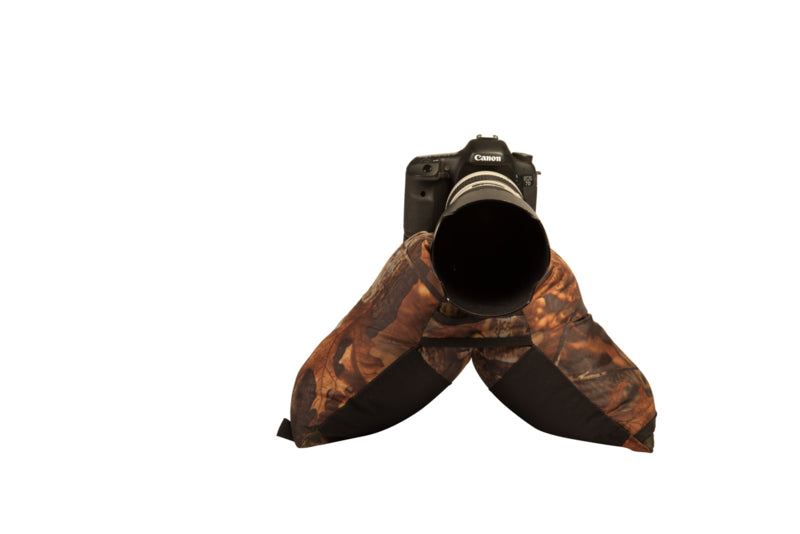 Buteo Photo Gear Bean Bag 2 in Blatttarnung mit Kamera und Objektiv im Sattel, von vorn
