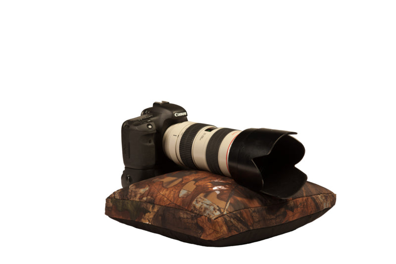 Buteo Photo Gear Bean Bag 3 flaches Kissen in Blatttarnung mit Kamera und Teleobjektiv darauf