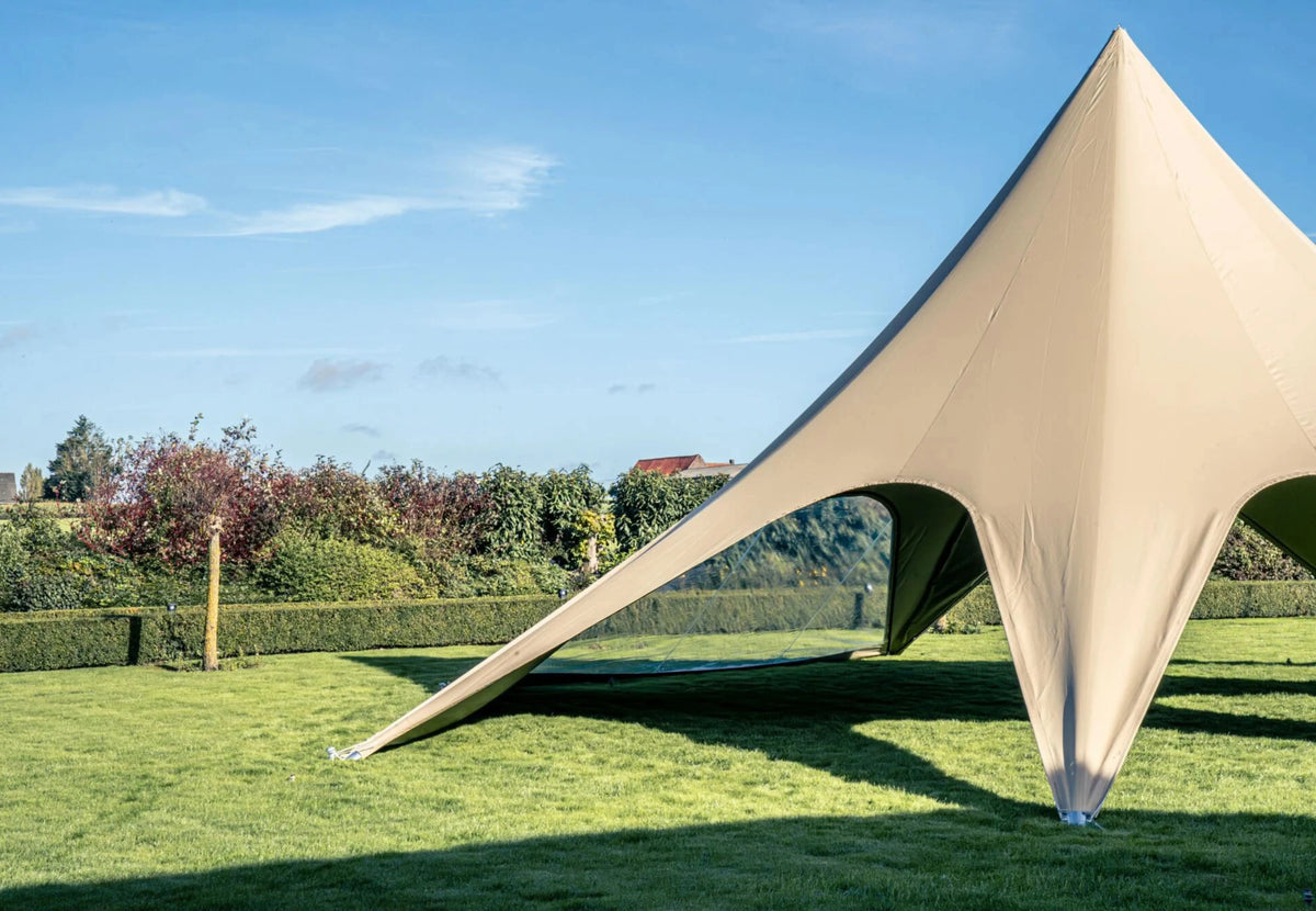 StarShade Pro Eventzelt in Taupe auf einer Wiese unter blauem Himmel, Seitenansicht