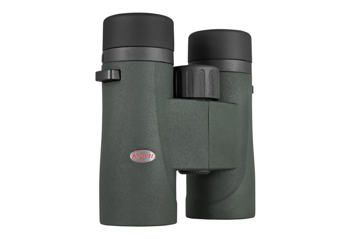 Kowa SVIII 10x32 aufrecht, schräg von der Seite mit dem Fokussierrad und Kowa-Logo