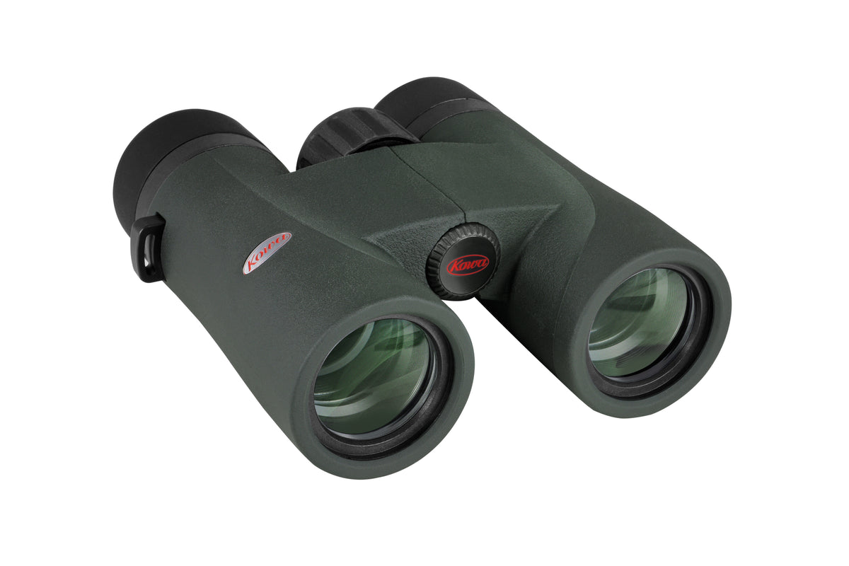 Kowa SVIII 8x32 liegend, schräg von vorne mit den Objektivlinsen und dem roten Logo