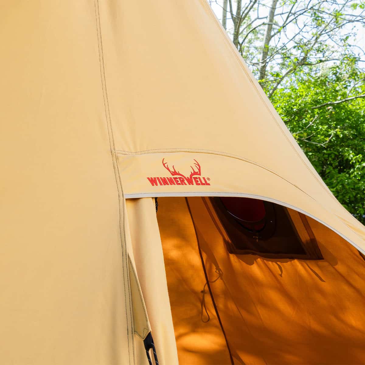 Winnerwell Arctic Türöffnung mit rotem Winnerwell-Logo auf dem Stoff über dem Eingang