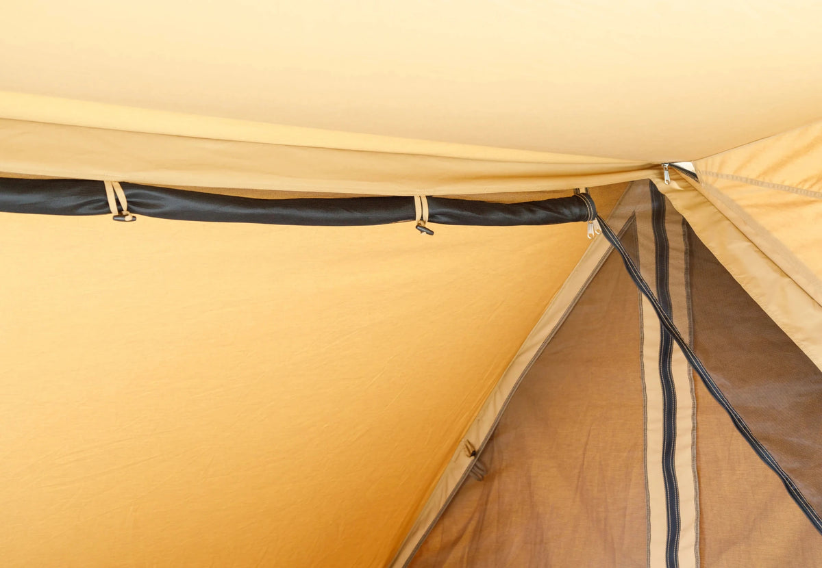 CanvasCamp Altaï von innen, schwarze Firststange mit Schlaufen am Zeltstoff neben der Netztür