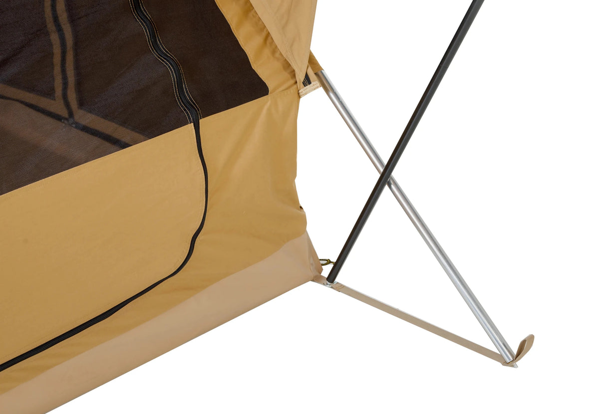CanvasCamp Altaï, Detail einer Ecke mit der schrägen Stange und einem Reißverschluss an der Netztür