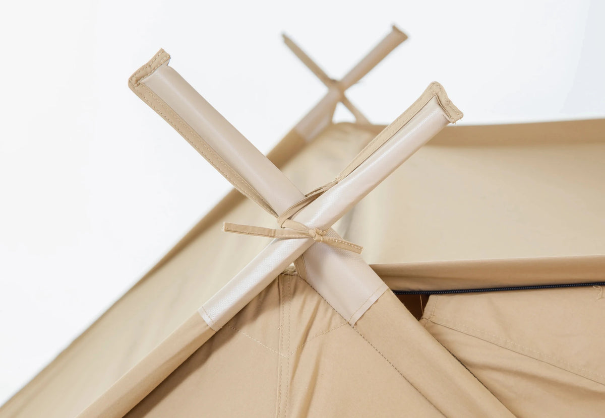 CanvasCamp Altaï, Detail der gekreuzten Stangen oben auf dem First, mit einem Gurt gesichert