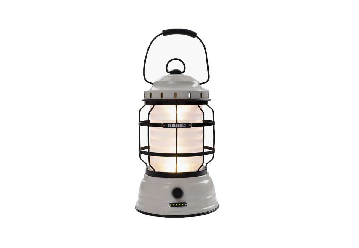 Barebones Forest Camping Lantern eingeschaltet, mit warmweißem Licht hinter dem Käfig