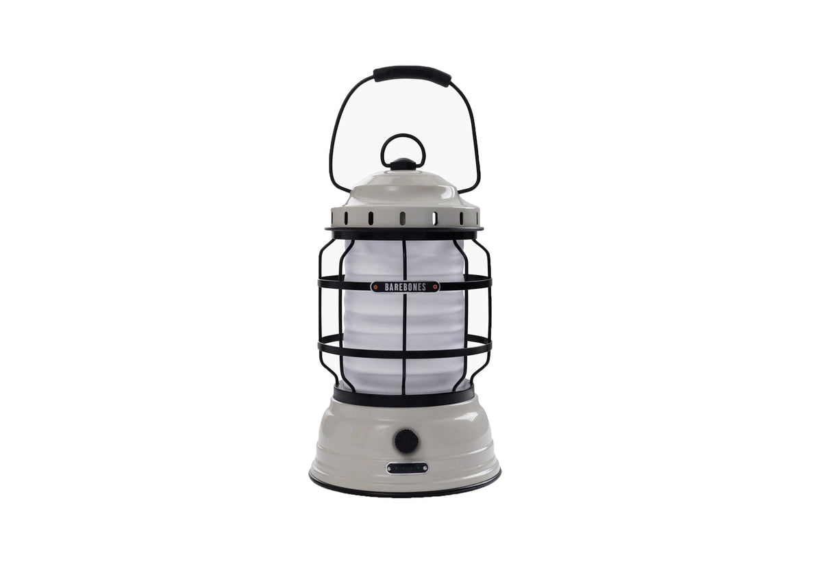 Barebones Forest Camping Lantern in Hellgrau mit schwarzem Metallkäfig und Tragebügel