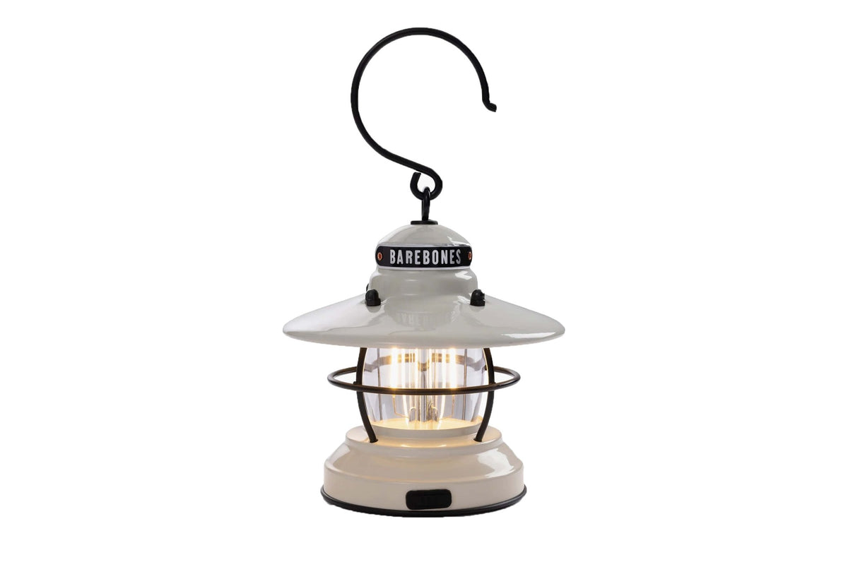 Barebones Mini Camping Lantern in Hellgrau, eingeschaltet mit warmem Licht unter dem Schirm