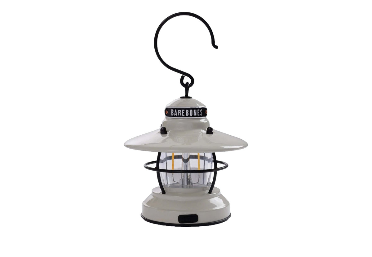 Barebones Mini Camping Lantern in Hellgrau mit breitem Schirm und schwarzem Aufhängehaken