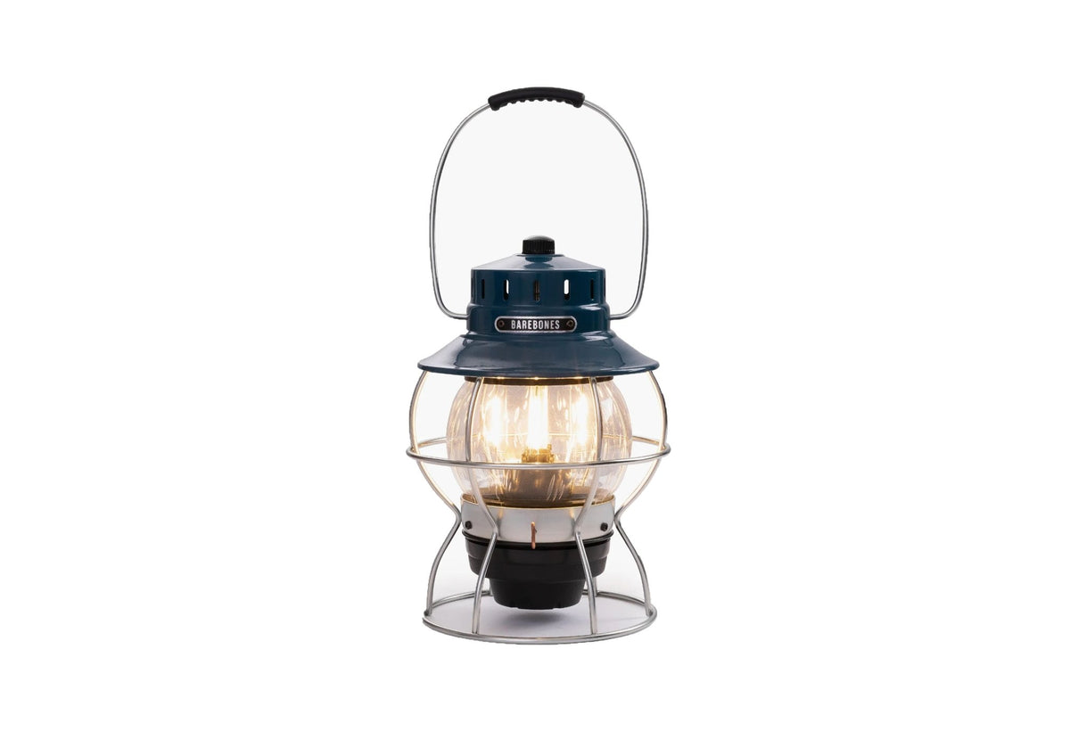 Barebones Railroad Lampe mit blauer Haube, eingeschaltet mit warmem Licht hinter dem Glas