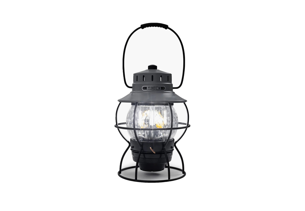 Barebones Railroad Lampe in Dunkelgrau, eingeschaltet, mit Metallkäfig und Tragebügel