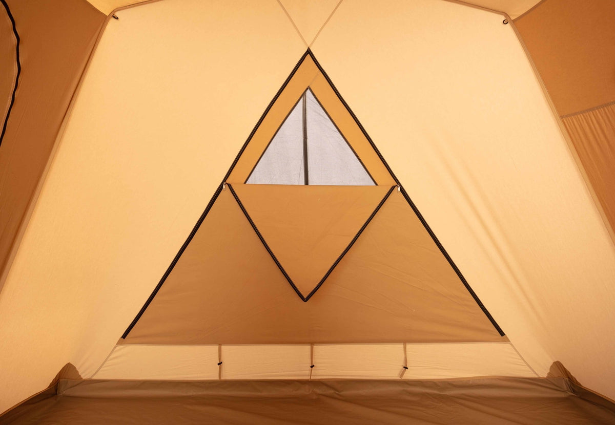 CanvasCamp Big Horn von innen, dreieckige Rückwand mit aufgeschlagener Klappe und einem Netzfenster