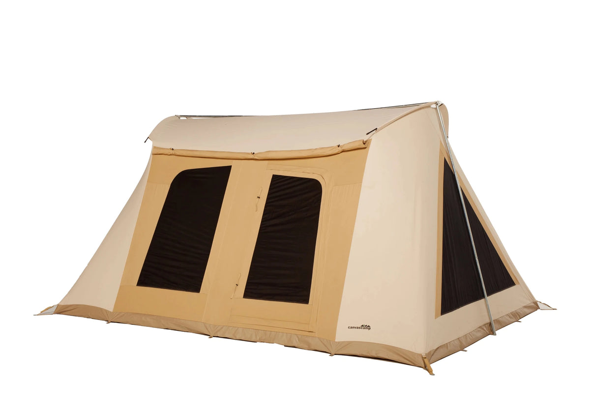 CanvasCamp Big Horn schräg von vorne mit zwei Netzfenstern in der geschlossenen Vorderwand
