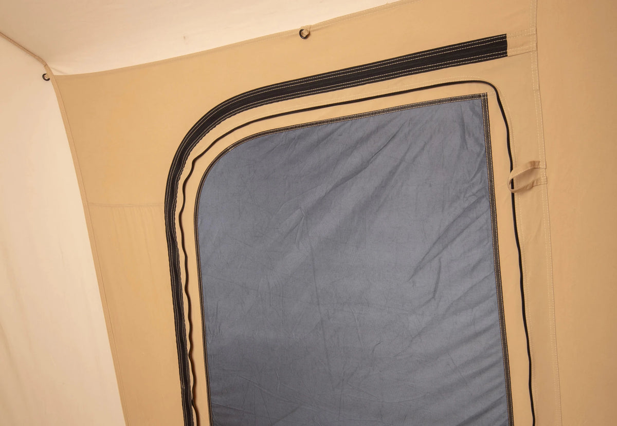 CanvasCamp Big Horn, Fensterklappe mit geöffnetem Reißverschluss, sodass das Netzfenster sichtbar ist