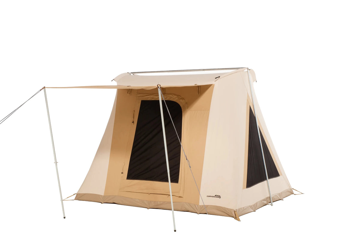 CanvasCamp Big Horn schräg von vorne mit einem großen Netzfenster und aufgestelltem Vordach auf Stangen