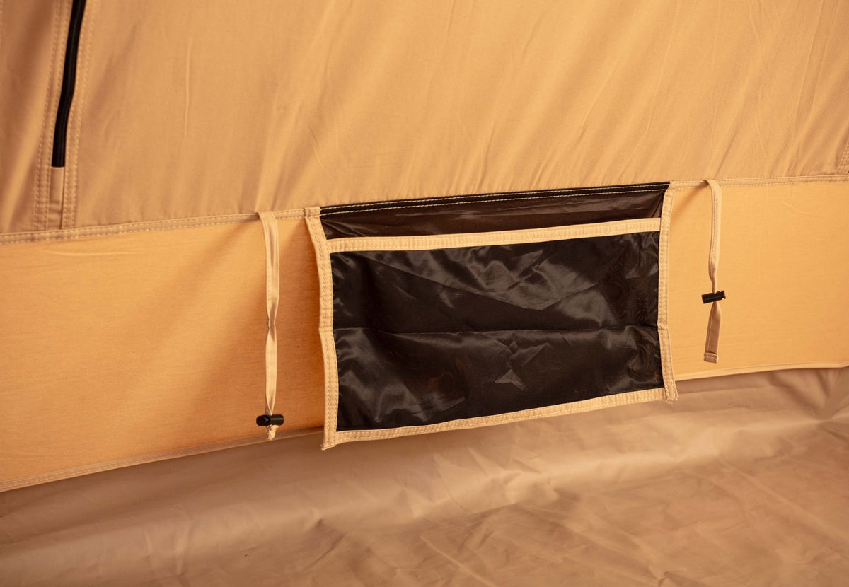 CanvasCamp Big Horn von innen, kleines schwarzes Staufach unten an der Zeltwand