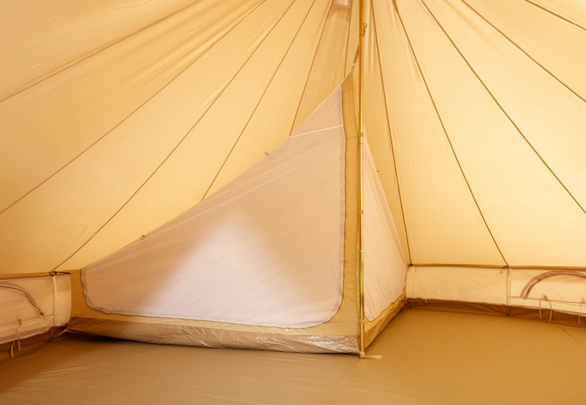 CanvasCamp Sibley Innenzelt schräg von der Seite, geschlossen und am Mittelmast befestigt