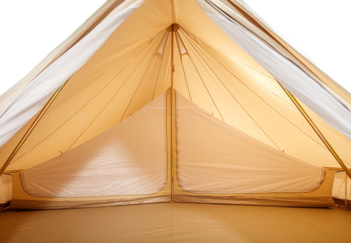 Innenzelt für Sibley Bell Tent hinter dem Mittelmast aufgehängt, mit zwei geschlossenen Schlafkabinen