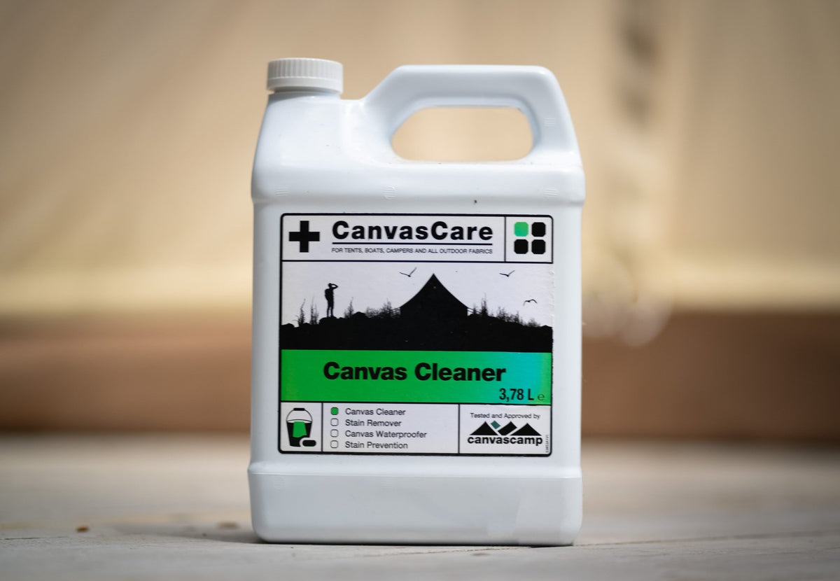 CanvasCare Canvasreiniger, Kanister mit Griff auf einem Holzdeck vor einem Zelt